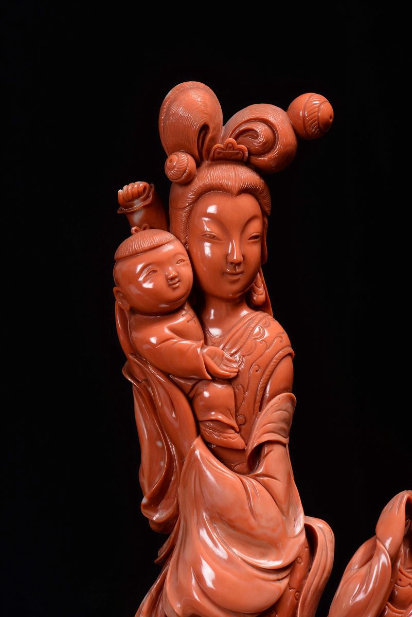 Grande Gruppo in Corallo Raffigurante Guanyin con Figure, Finemente Scolpito, Cina, Inizio XX Sec...