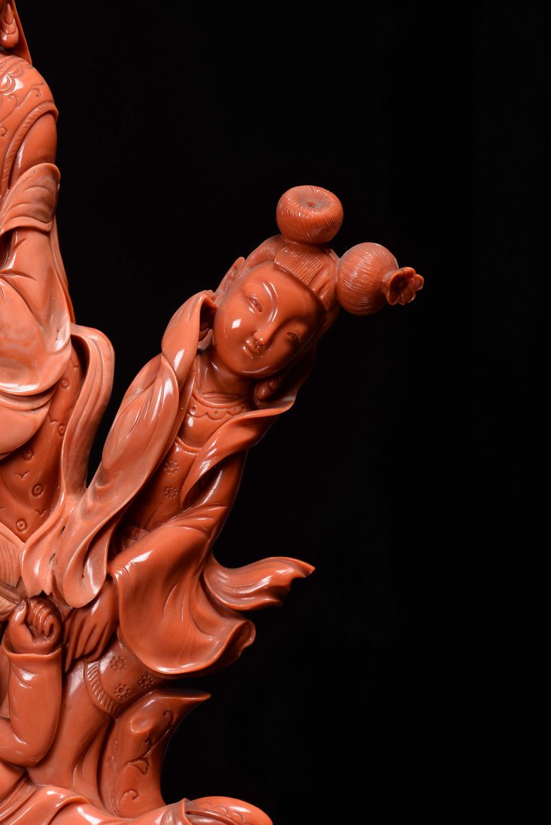 Grande Gruppo in Corallo Raffigurante Guanyin con Figure, Finemente Scolpito, Cina, Inizio XX Sec...