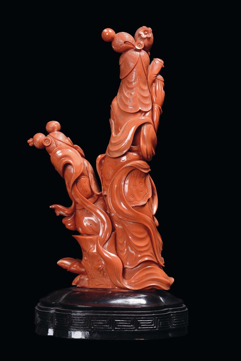 Grande Gruppo in Corallo Raffigurante Guanyin con Figure, Finemente Scolpito, Cina, Inizio XX Sec...