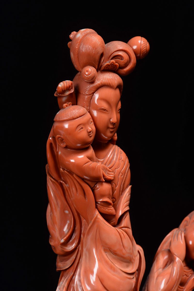 Grande Gruppo in Corallo Raffigurante Guanyin con Figure, Finemente Scolpito, Cina, Inizio XX Sec...