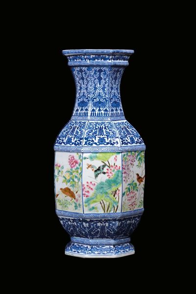 Vaso in Porcellana Famiglia Rosa a Forma Esagonale con Riserve con Raffigurazioni di Fiori e Ucce...