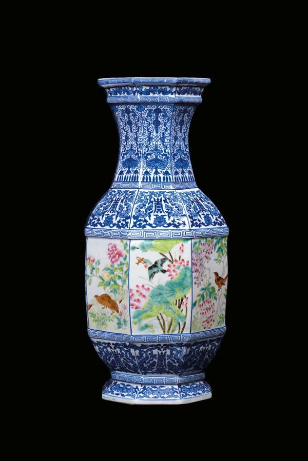 Vaso in porcellana Famiglia Rosa a forma esagonale con riserve con raffigurazioni di fiori e uccellini, Cina Repubblica, XX secolo