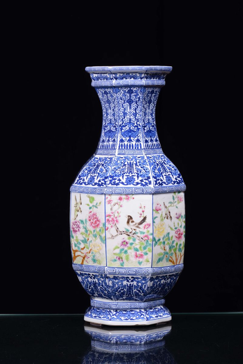 Vaso in Porcellana Famiglia Rosa a Forma Esagonale con Riserve con Raffigurazioni di Fiori e Ucce...