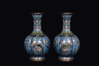 Coppia di Vasi Cloisonne con Decoro Naturalistico, Cina, Dinastia Qing, Periodo Guangxu (1875-190...