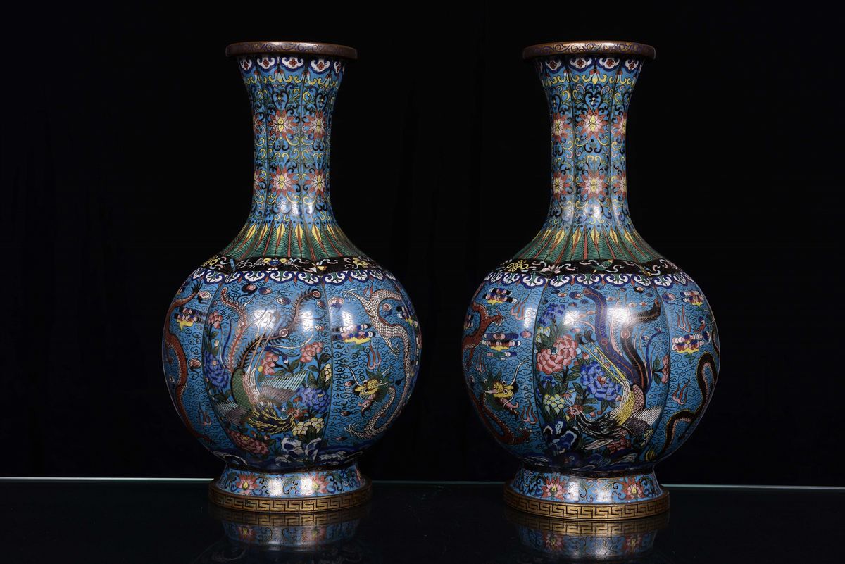 Coppia di Vasi Cloisonne con Decoro Naturalistico, Cina, Dinastia Qing, Periodo Guangxu (1875-190...