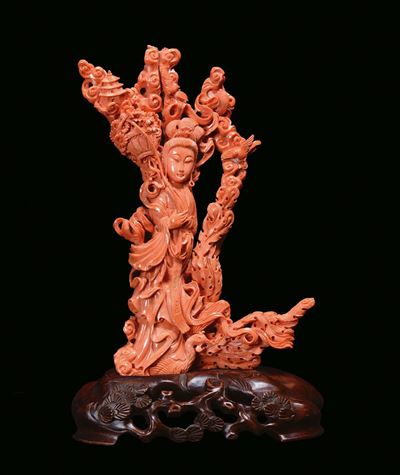 Gruppo in Corallo Raffigurante Guanyin, Cina, Dinastia Qing, XIX Secolo