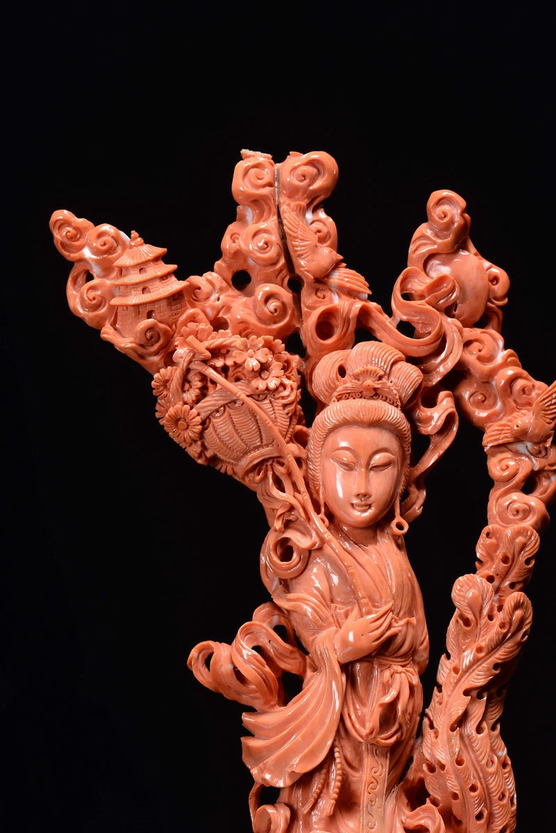 Gruppo in Corallo Raffigurante Guanyin, Cina, Dinastia Qing, XIX Secolo