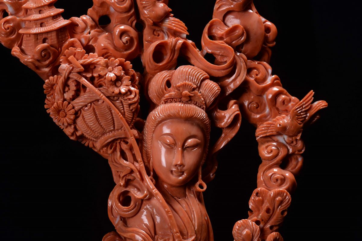 Gruppo in Corallo Raffigurante Guanyin, Cina, Dinastia Qing, XIX Secolo