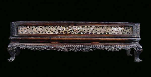 Vassoio in legno di Zitan e madreperla finemente intagliato, Cina, Dinastia Qing, Periodo Qianlong (1736-1795)