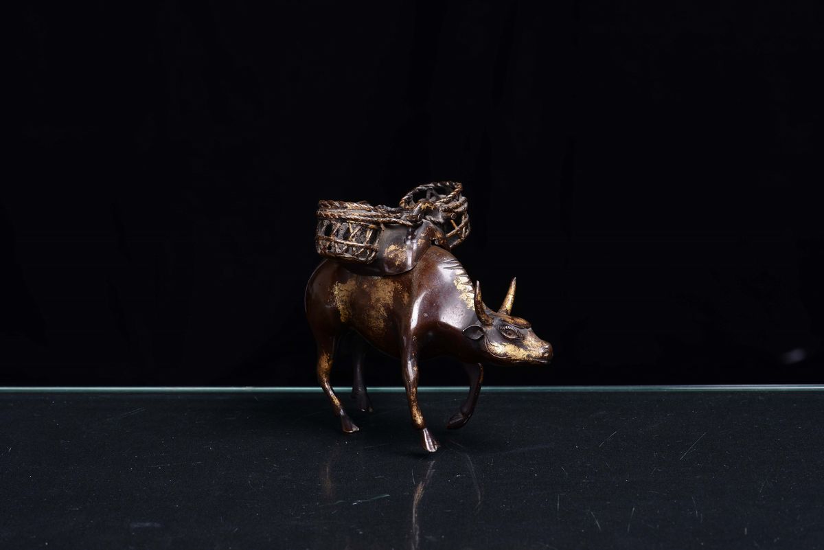Incensiere in Bronzo con Pennellate in Oro, Raffigurante Bue con Cesta, Cina, Dinastia Qing,perio...