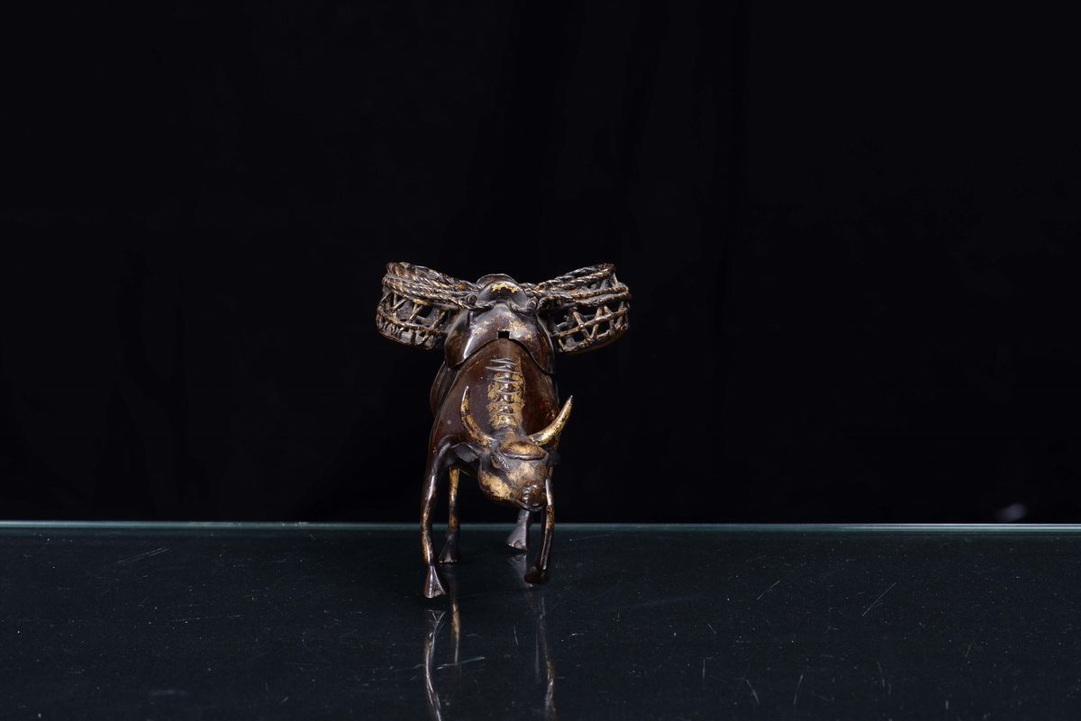 Incensiere in Bronzo con Pennellate in Oro, Raffigurante Bue con Cesta, Cina, Dinastia Qing,perio...