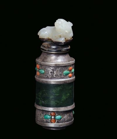 Snuff Bottle in Argento e Giada Verde Spinacio con Applicazioni in Pietre Dure, Coperchio in Giad...