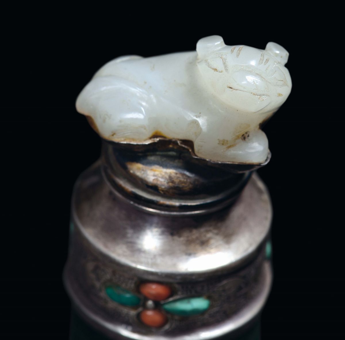 Snuff Bottle in Argento e Giada Verde Spinacio con Applicazioni in Pietre Dure, Coperchio in Giad...