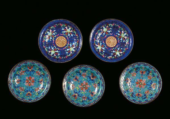 Insieme di cinque piattini in smalto policromo, Cina, Dinastia Qing, Periodo Jiaqing (1796-1820)
