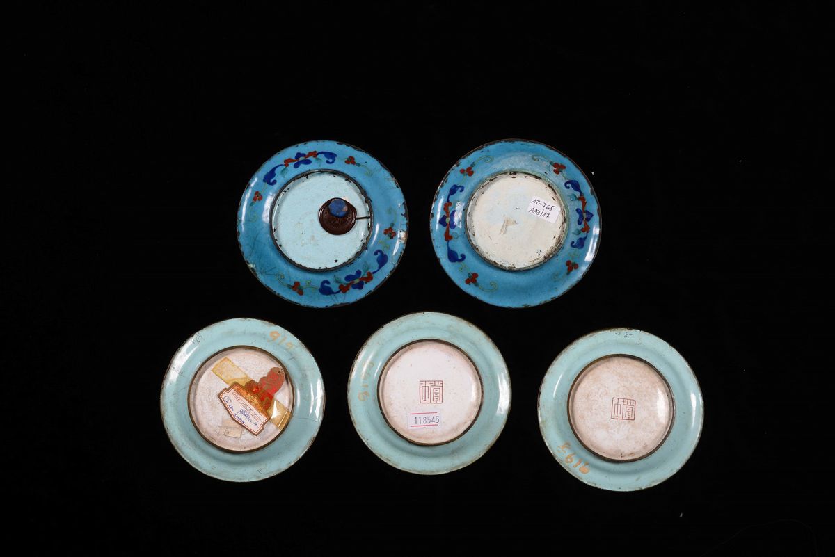 Insieme di Cinque Piattini in Smalto Policromo, Cina, Dinastia Qing, Periodo Jiaqing (1796-1820)