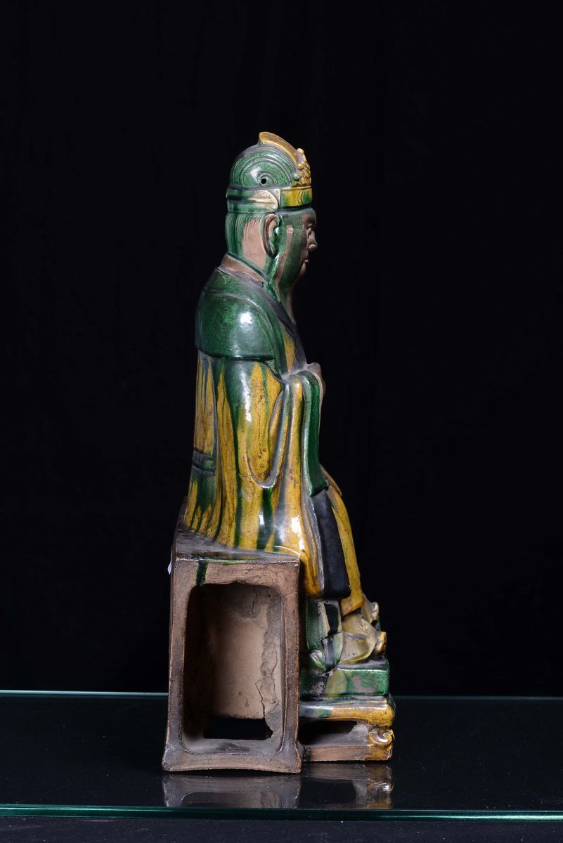 Grande Figura di Dignitario Seduto in Gres Smaltato, Cina, Dinastia Ming XVII Secolo