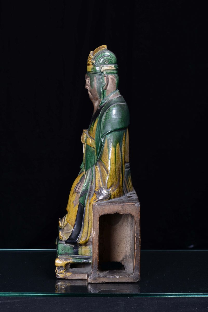 Grande Figura di Dignitario Seduto in Gres Smaltato, Cina, Dinastia Ming XVII Secolo