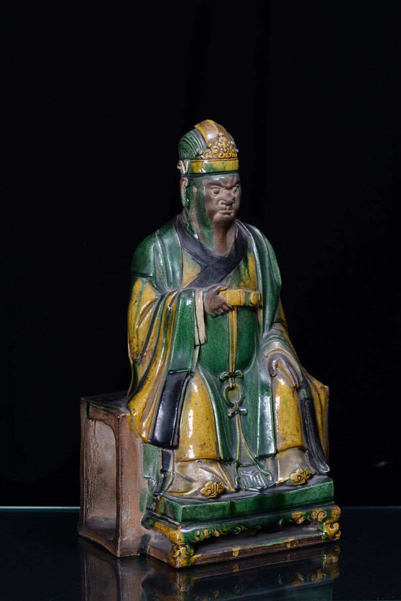 Grande Figura di Dignitario Seduto in Gres Smaltato, Cina, Dinastia Ming XVII Secolo