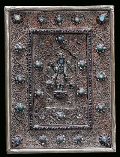 Placca in Metallo Argentato e Pietre Dure e Filigrana con Figura di Bodhisattva, Tibet XIX Secolo