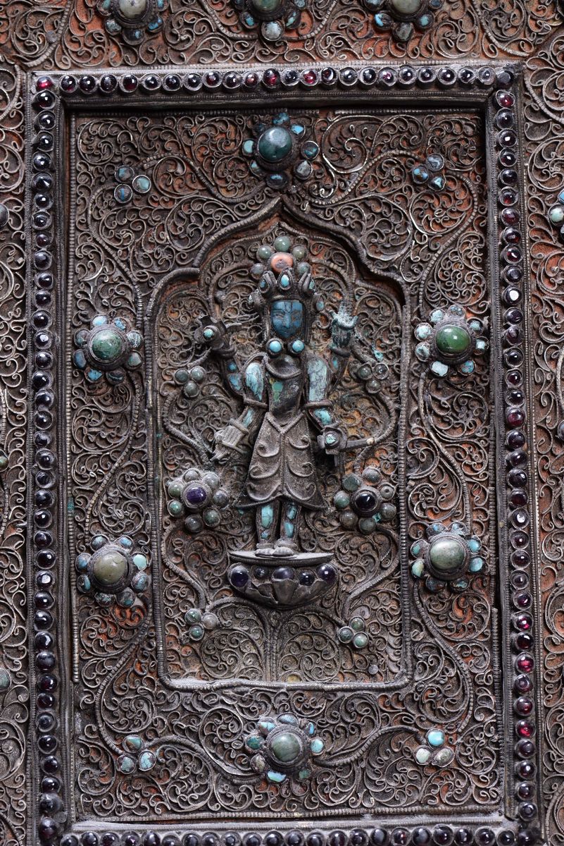 Placca in Metallo Argentato e Pietre Dure e Filigrana con Figura di Bodhisattva, Tibet XIX Secolo