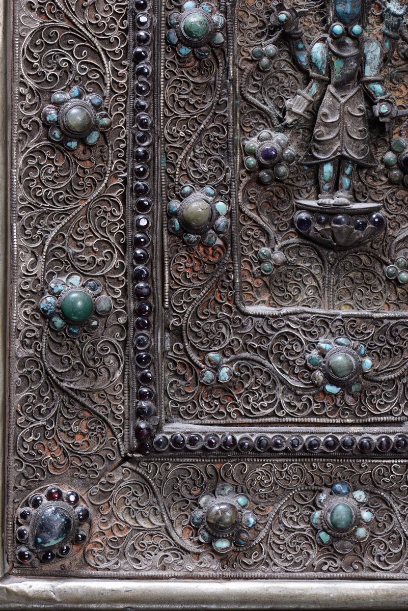 Placca in Metallo Argentato e Pietre Dure e Filigrana con Figura di Bodhisattva, Tibet XIX Secolo