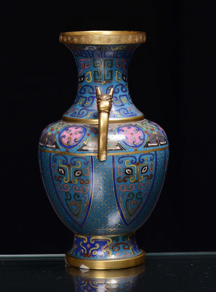 Vaso Cloisonne in Bronzo con Manici e Orlo Dorati, Cina, Dinastia Qing, XIX Secolo