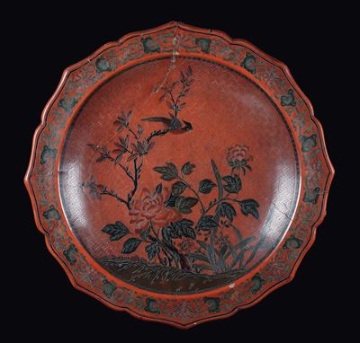Grande Piatto in Lacca Rossa Incisa con Decoro di Rose, Cina, Dinastia Ming, Periodo Jiajing (152...