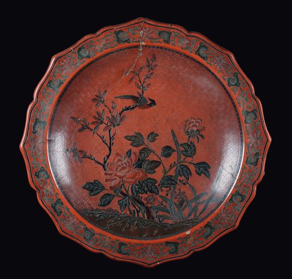 Grande piatto in lacca rossa incisa, Cina, Dinastia Ming, Periodo Jiajing (1522-1566)