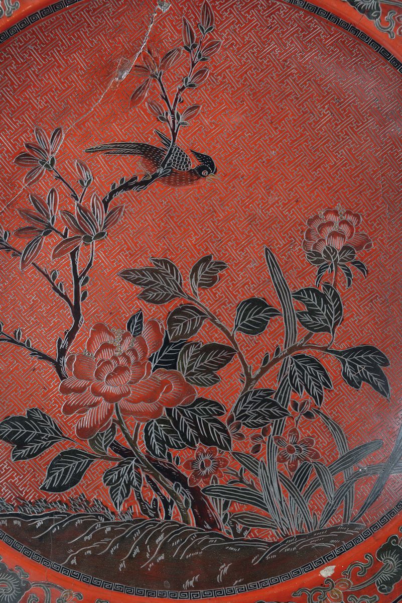 Grande Piatto in Lacca Rossa Incisa con Decoro di Rose, Cina, Dinastia Ming, Periodo Jiajing (152...