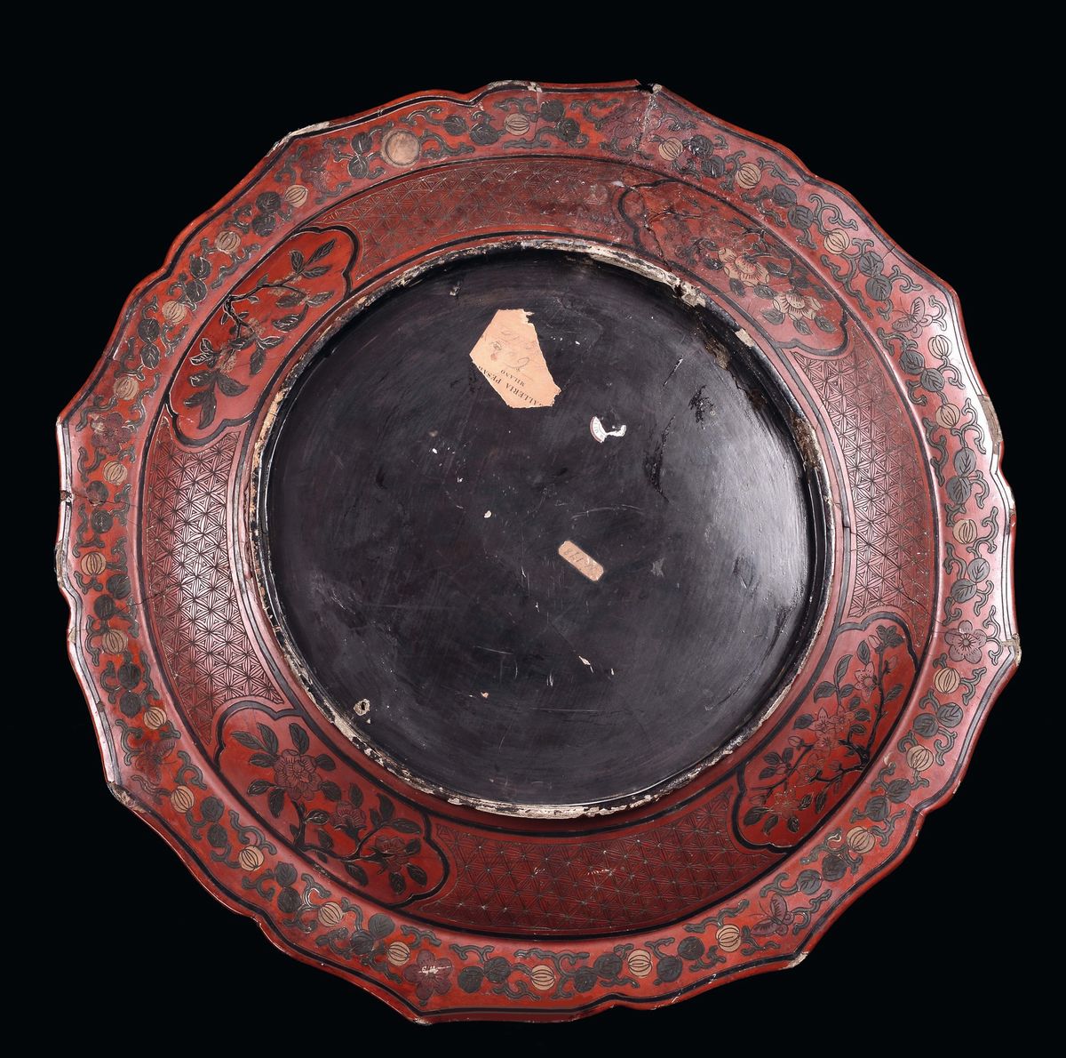 Grande Piatto in Lacca Rossa Incisa con Decoro di Rose, Cina, Dinastia Ming, Periodo Jiajing (152...