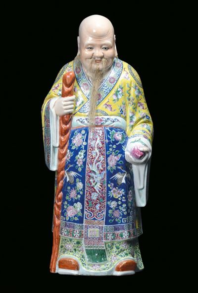 Saggio in Porcellana Policroma con Baffi nei Colori della Famiglia Rosa, Cina, Dinastia Qing, Fin...