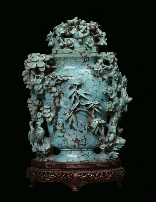 Vaso con coperchio in turchese scolpito finemente a motivi floreali, Cina, Dinastia Qing, Periodo Qianlong (1736-1795)