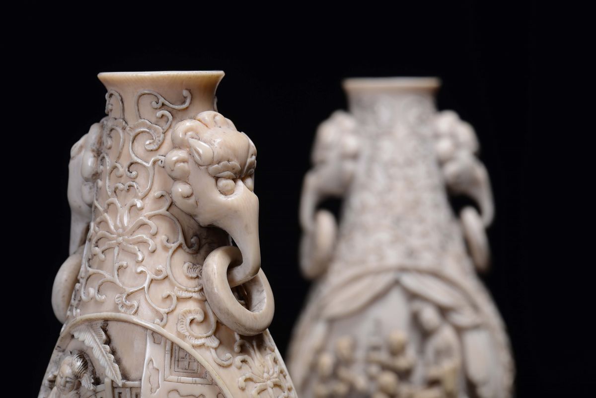 Coppia di Vasi in Avorio con Anse Ad Elefante e Decoro con Figure Finemente Scolpite, Cina, Dinas...