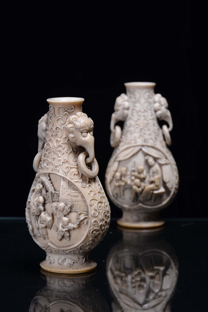 Coppia di Vasi in Avorio con Anse Ad Elefante e Decoro con Figure Finemente Scolpite, Cina, Dinas...