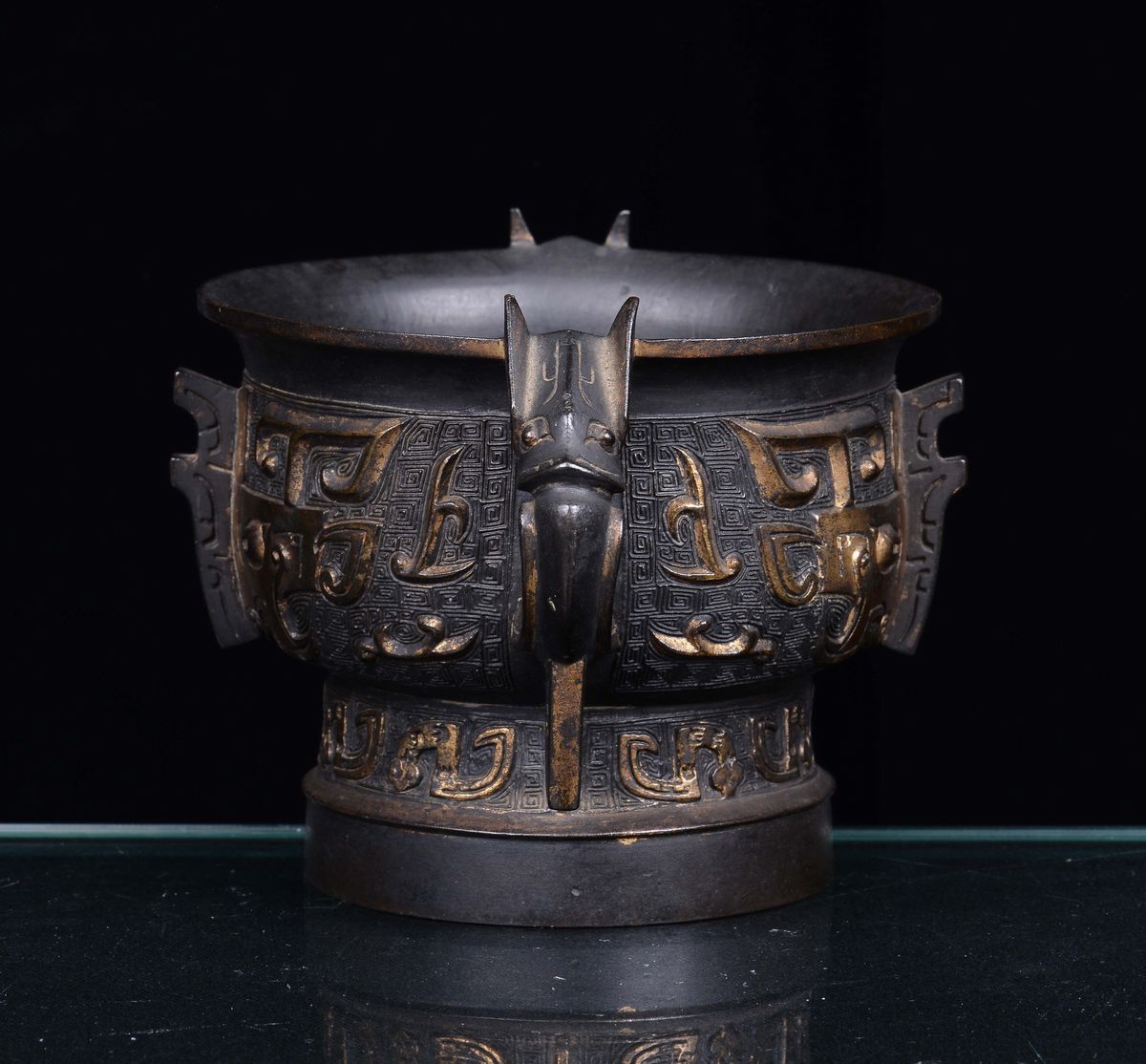 Incensiere o Gui di Forma Arcaica in Bronzo Parzialmente Dorato, Cina, Dinastia Ming, XVII Secolo