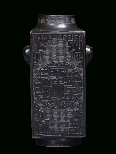 Raro e Fine Vaso Quadrato in Porcellana Imitazione Bronzo Decorata con Motivi Arcaici, Cina, Dina...