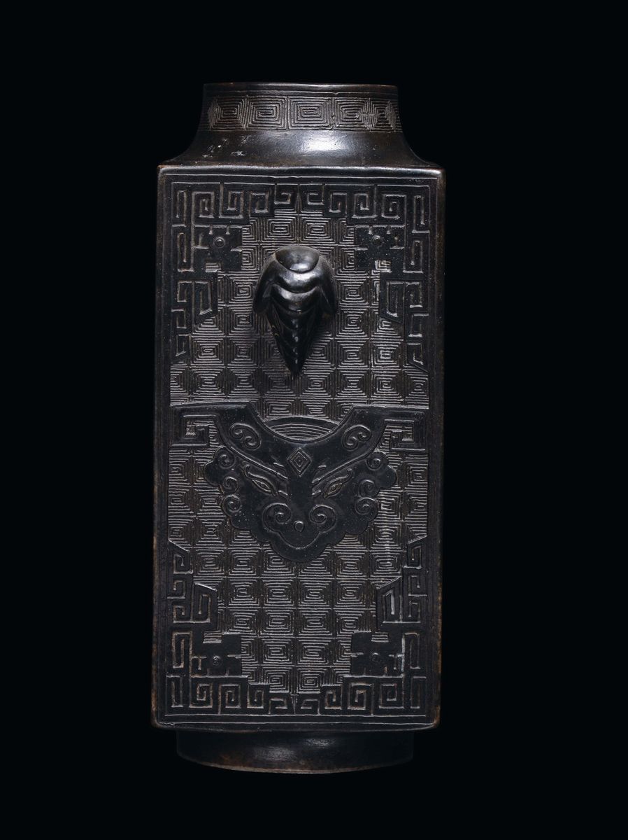Raro e Fine Vaso Quadrato in Porcellana Imitazione Bronzo Decorata con Motivi Arcaici, Cina, Dina...