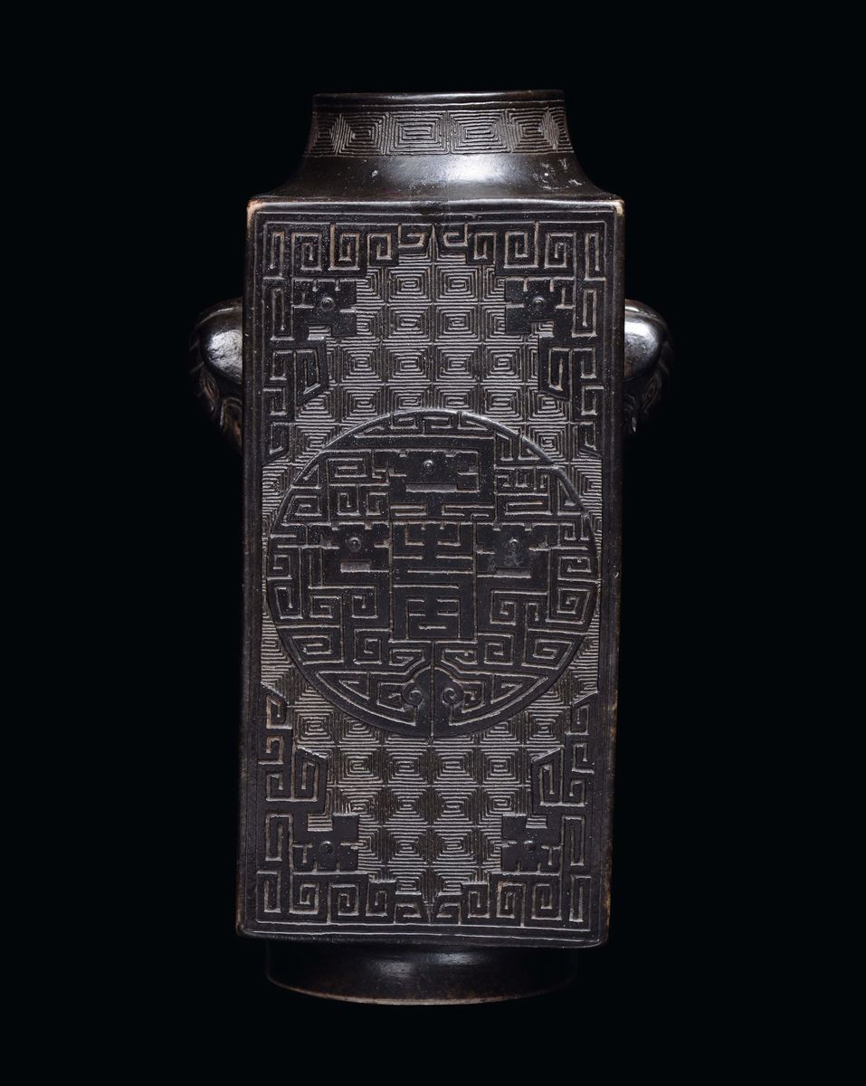 Raro e Fine Vaso Quadrato in Porcellana Imitazione Bronzo Decorata con Motivi Arcaici, Cina, Dina...