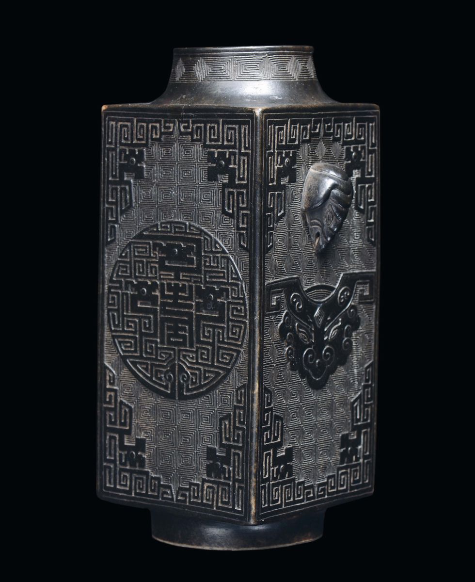 Raro e Fine Vaso Quadrato in Porcellana Imitazione Bronzo Decorata con Motivi Arcaici, Cina, Dina...