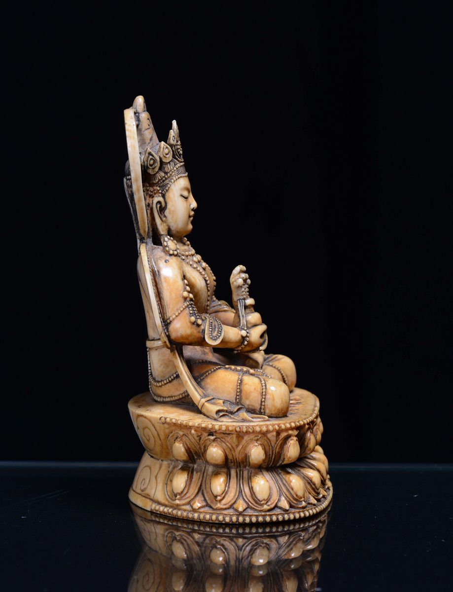 Piccola Scultura Raffigurante Bodhisattva in Avorio su Fiore di Loto, Cina, Dinastia Qing, Period...