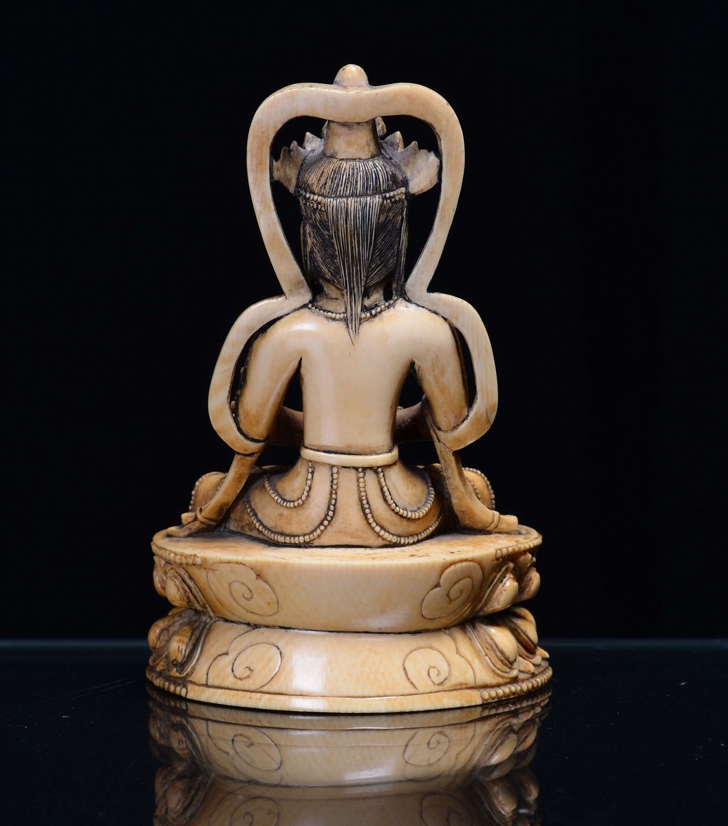 Piccola Scultura Raffigurante Bodhisattva in Avorio su Fiore di Loto, Cina, Dinastia Qing, Period...