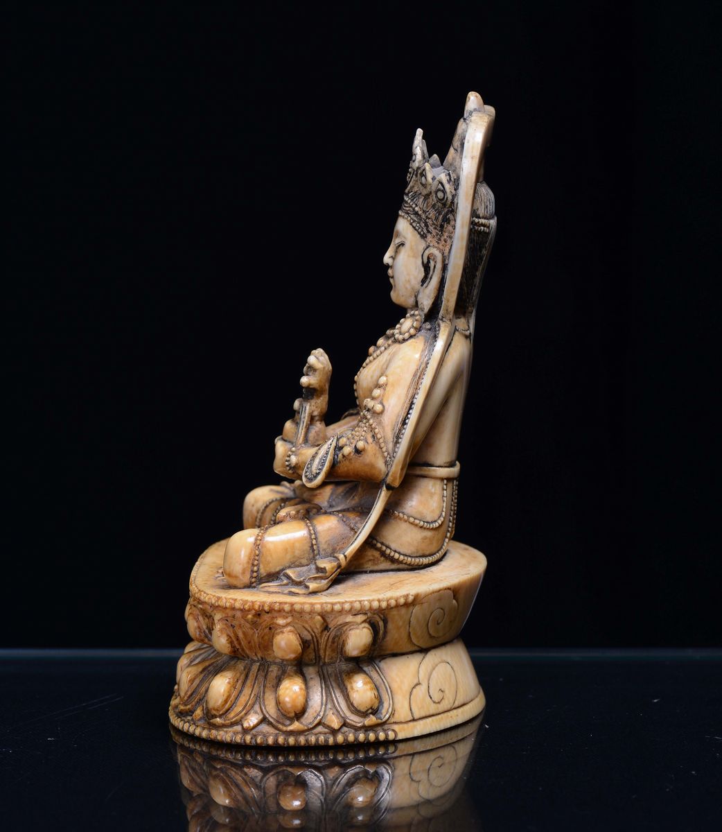 Piccola Scultura Raffigurante Bodhisattva in Avorio su Fiore di Loto, Cina, Dinastia Qing, Period...