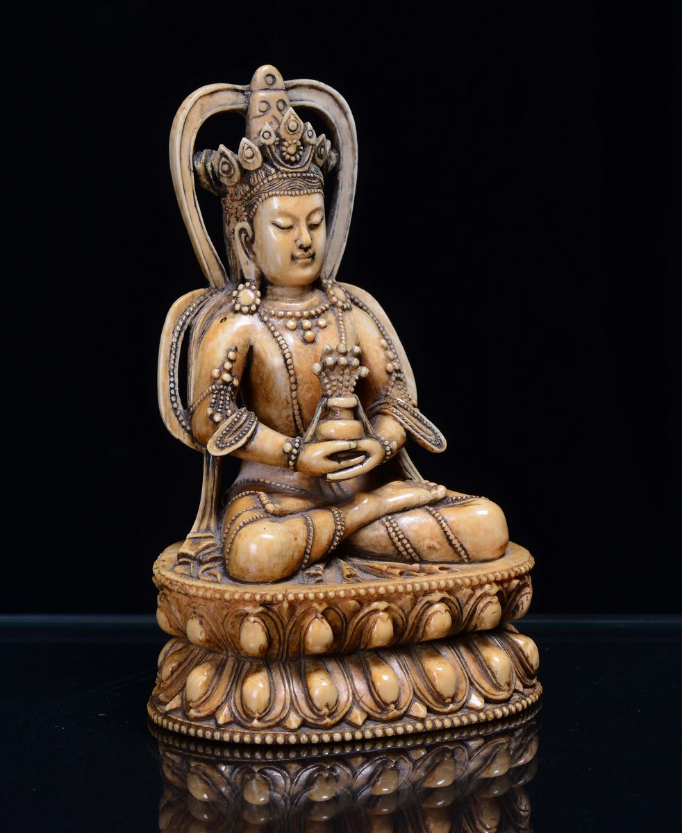 Piccola Scultura Raffigurante Bodhisattva in Avorio su Fiore di Loto, Cina, Dinastia Qing, Period...
