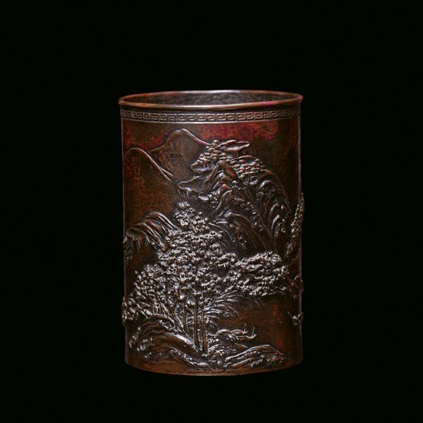 Raro portapennello cilindrico in bronzo con decoro a paesaggio, iscrizioni sul retro, Cina, Dinastia Qing, Periodo Kangxi (1662-1722)