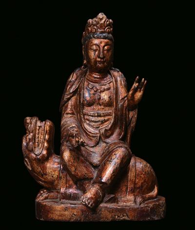 Guanyin in Legno Policromo e Dorato Seduta su Cane di Pho, Cina Dinastia Ming, XVII Secolo