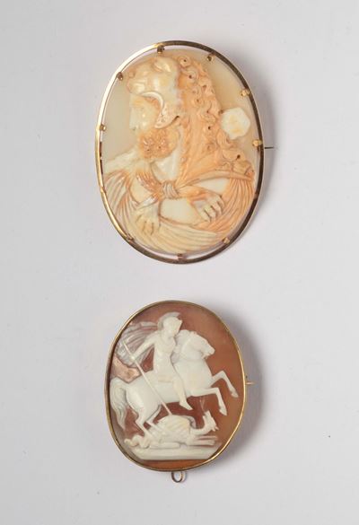 Lotto Composto da Due Cammei su Conchiglia L’uno Raffigurante S. Giorgio ed il Drago e L’altro Er...