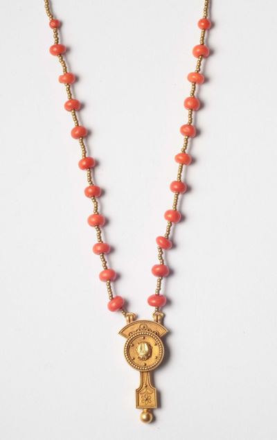 Girocollo con Inserti in Corallo e Pendente in Stile Neoclassico Decorato da uno Scarabeo