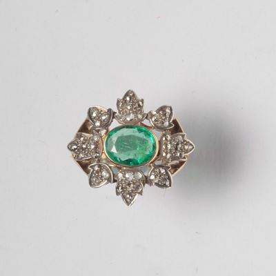 Anello con Smeraldo Taglio Ovale Contornato da Palmette con Pavé di Rosette di Diamanti