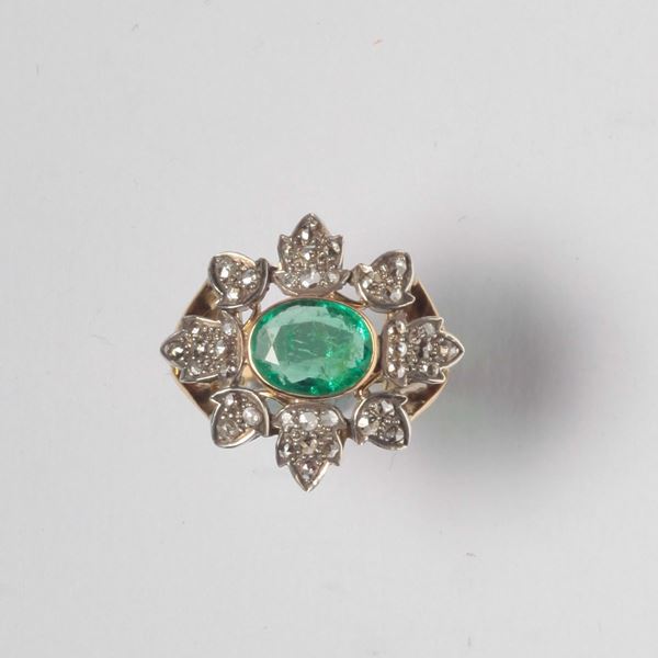 Anello con smeraldo taglio ovale contornato da palmette con pavé di rosette di diamanti