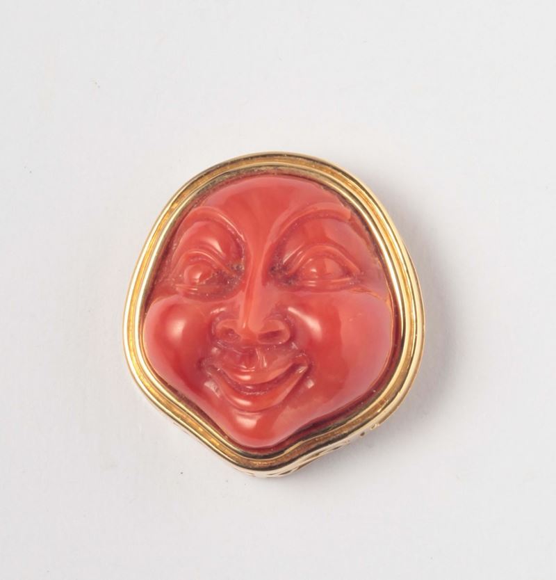 A coral carving and gold clasp  - Auction Silver, Ancient and Contemporary Jewels - Cambi Casa d'Aste